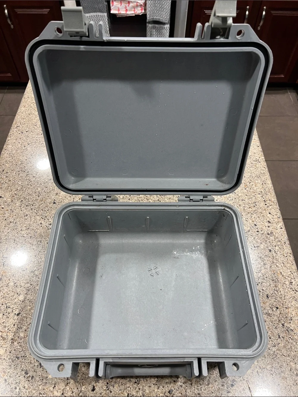 1400 Protective pelican Case in Light Gray used z15